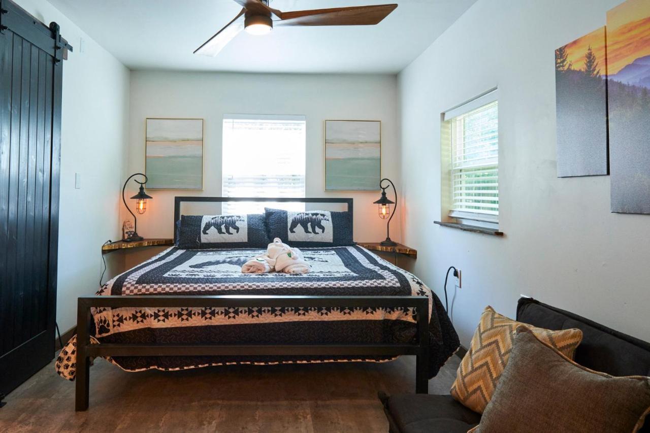 Steps From Downtown Pigeon Forge Parkway + Private Hottub And Firepit - Wifi - Firefly Bungalows Exterior photo